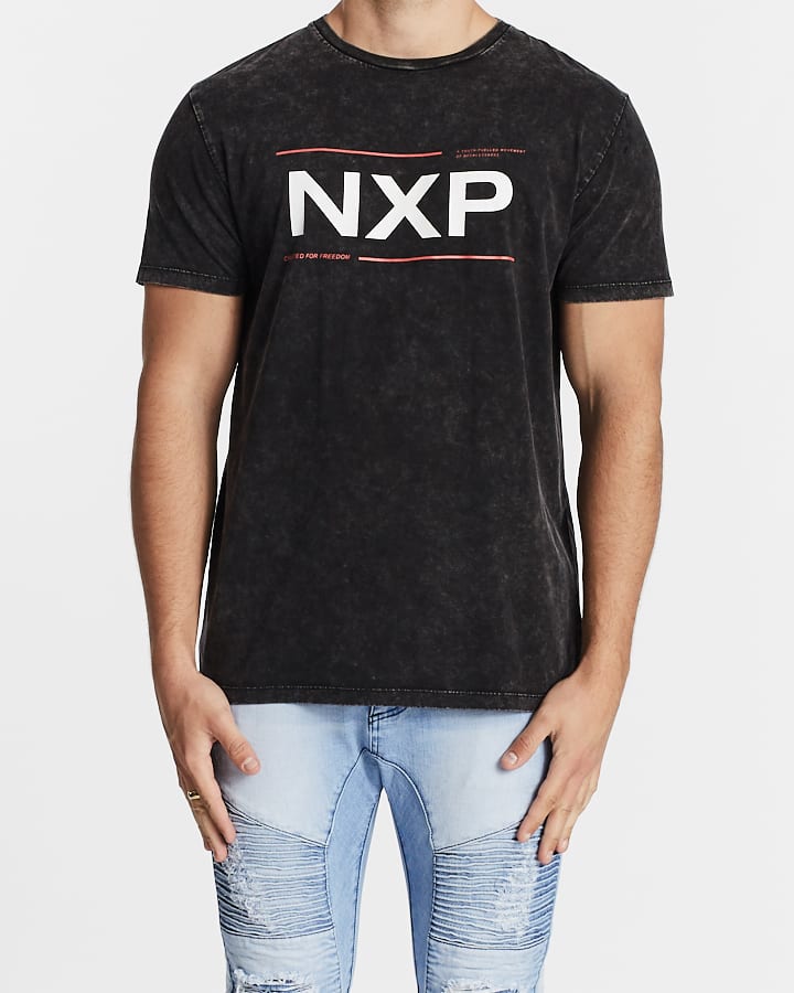 NENA & PASADENA MENS THUNDER SCOOP BACK TEE