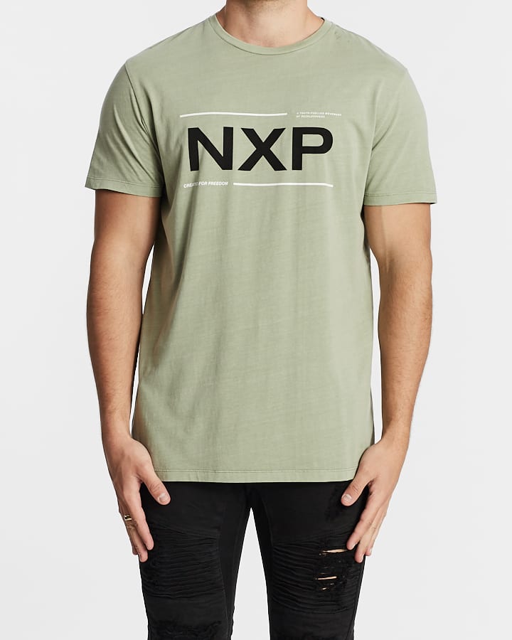 NENA & PASADENA MENS THUNDER SCOOP BACK TEE
